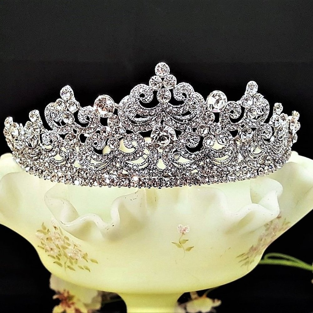 Gorgeous Brilliant Silver Plated Bridal Tiara Austrian Crystals T-010